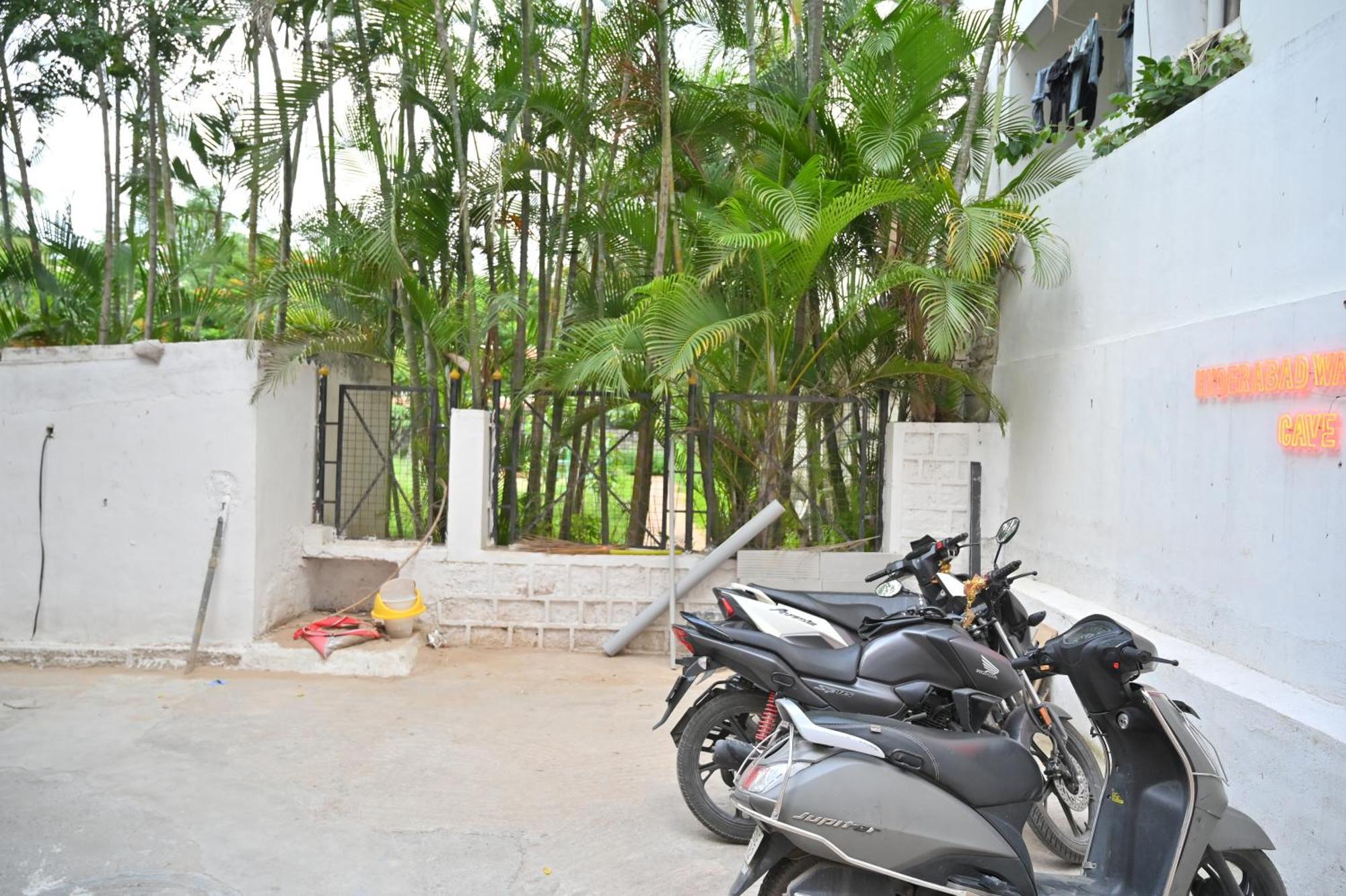 Готель Hyderabad Wanderers Cave Екстер'єр фото